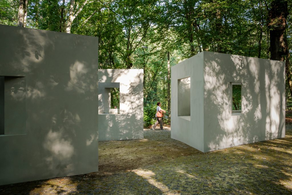 "Garden of Framed Scenes" (The Open Workshop, 2018).[Créditos da Imagem: Luís Belo p/ POLDRA - Public Sculpture Project Viseu. 2018-09.][Cedência: The Open Workshop. 2019-07-18.]