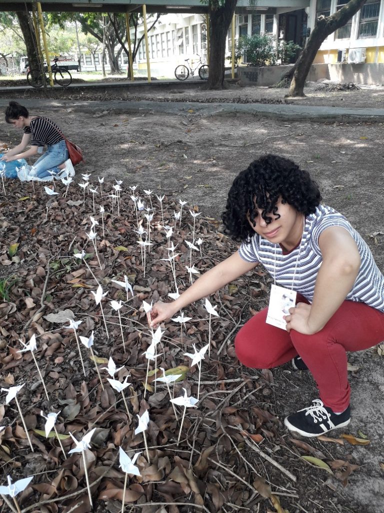 Montagem da instalação "Meu Jardim Secreto" (José Cirillo, 2019).[Créditos da Imagem: José Cirillo p/ Arte Pública Capixaba. 2019-8.]