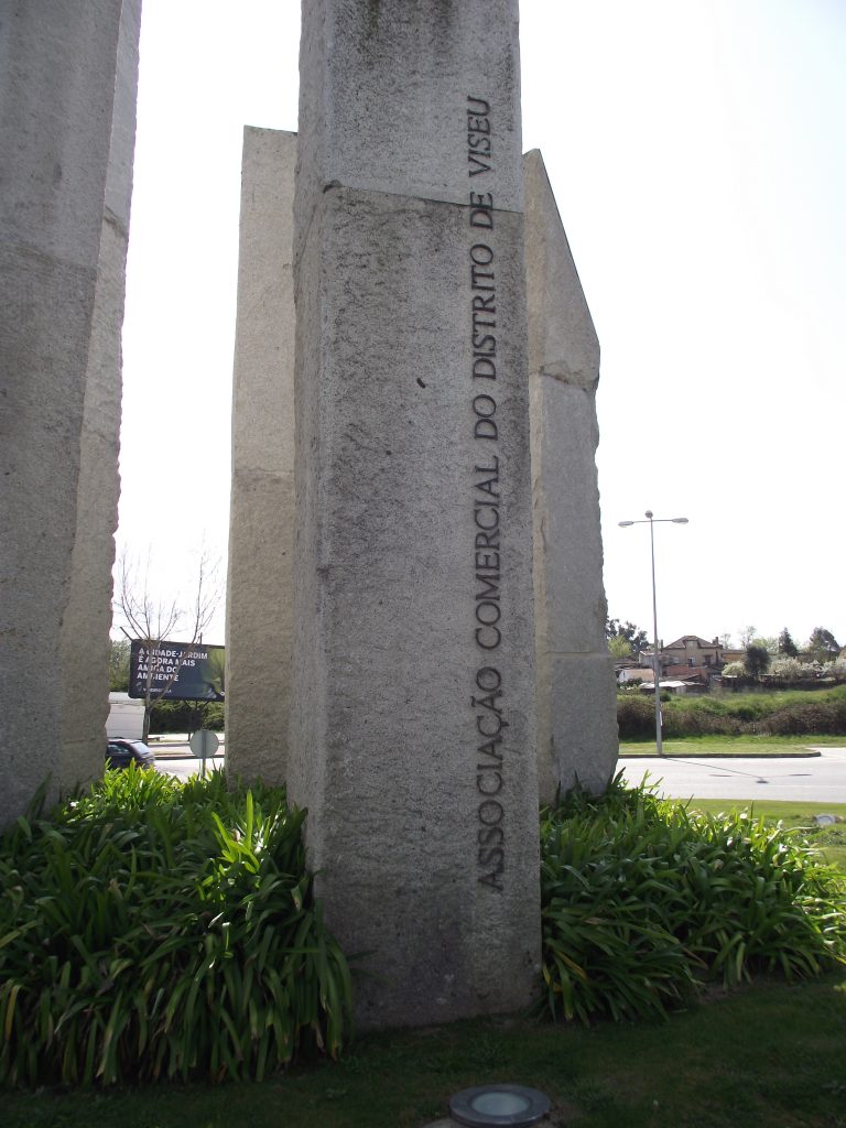 “Monumento aos 100 Anos da Associação Comercial do Distrito de Viseu”.[Créditos da imagem: Ruben Marques. 2019-03-22.]