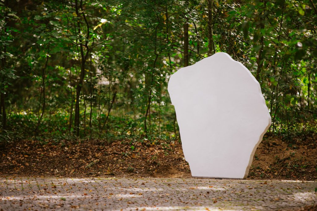 "The People's Stone" (Steven Barich, 2019).[Créditos da Imagem: Luís Belo p/ POLDRA - Public Sculpture Project Viseu. 2019-10-12.][Cedência: POLDRA - Public Sculpture Project Viseu. 2019-11-13]